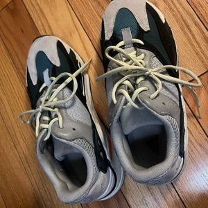 Yeezy Waverunners 9.5 great condition